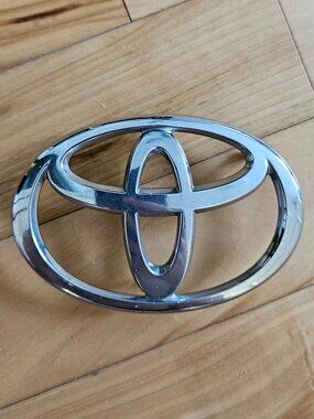 TOYOTA COROLLA 2003-2008 Front Grille Emblem Genuine OEM  75311-02110